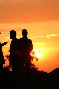 L’essere umano ha imparato a esplorare il cosmo e a trasformare il pianeta, ma continua a vivere secondo ritmi biologici antichi, impressi nel corpo fin dalle origini della specie