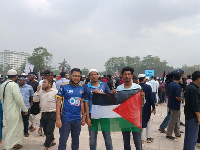 Marcha por Gaza em Bangladesh, 2025. O horror, quando pensado a fundo, corre o risco de ser horror vivido por solidariedade com quem o sofre. Isso obrigaria a ir para a luta concreta no socorro, no estancamento da morte inocente, na destituição dos governantes cúmplices com a morte inocente. Mas como isso dá trabalho e obriga a riscos tão graves quanto desnecessários, o melhor é não pensar, não saber, fingir não saber, admitir que talvez seja um mal-entendido



