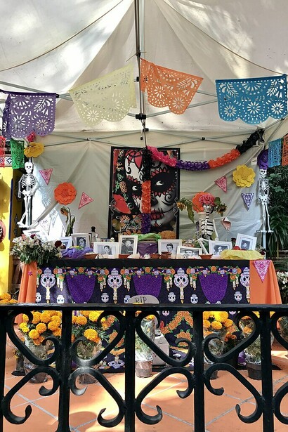 Ofrendad dedicada a celebridades mexicanas como: José José, Pedro Infante, Frida Kahlo, Diego Rivera, entre otros