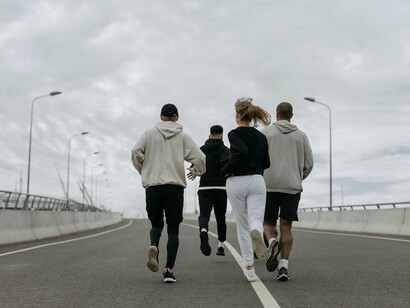 Desportistas jovens, são como intelectuais simultâneos, que praticam ambas as técnicas para o desenvolvimento natural e integral do corpo e mente sãs. Haverá quem leia este texto, e retenha apenas as comparações desportivas! Haverá também o oposto mas, menos, porque esse outro nem o lerá...