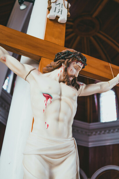 Escultura católica de Jesús en la crucifixión 