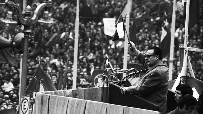 Salvador Allende en un acto publico en Santiago de Chile luego de la victoria electoral del 1970