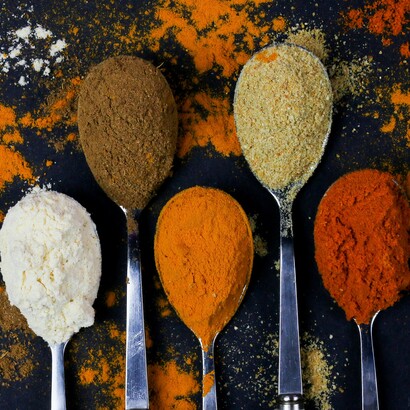 Tra scaffali impolverati e tendaggi flessuosi, il persistente odore di spezie si mescolava alla storia, dando vita a un’atmosfera sospesa tra realtà e ricordo