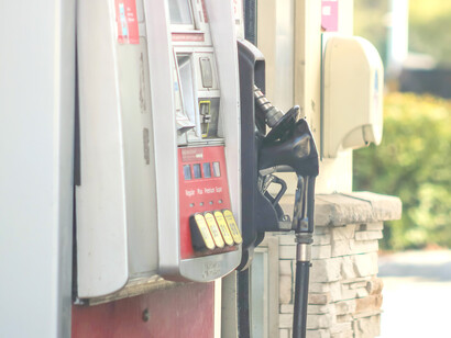 Dispensador de combustible en una gasolinera