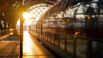Estação de trem. "O homem que acha doce seu torrão natal ainda é um iniciante fraco; aquele para quem todo solo é sua terra natal já é forte; mas perfeito é aquele para quem o mundo inteiro é uma terra estrangeira"