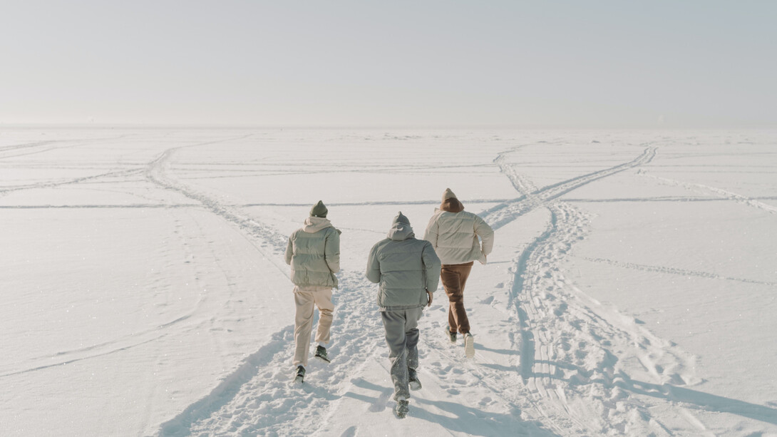 Caminhos individuais se formam adiante ao percorrerem seus destinos