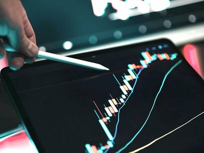 Dados financeiros. O dinheiro, em sua essência mais pura, é uma invenção tão antiga quanto a própria civilização. Antes mesmo de reis, impérios ou governos, o ser humano já buscava uma forma eficiente de trocar o fruto de seu trabalho por aquilo que necessitava


