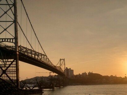 Florianópolis, Santa Catarina, Brasil. Finalmente vieram as empresas turísticas e suas sociedades fazerem a ligação hemisférica lógica entre estas duas irmãs lisboetas 