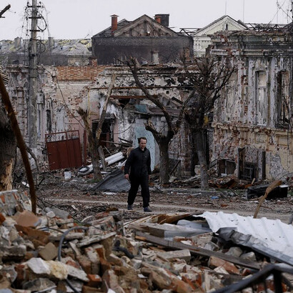 Un hombre camina entre las ruinas fantasmales de Mariupol, Ucrania