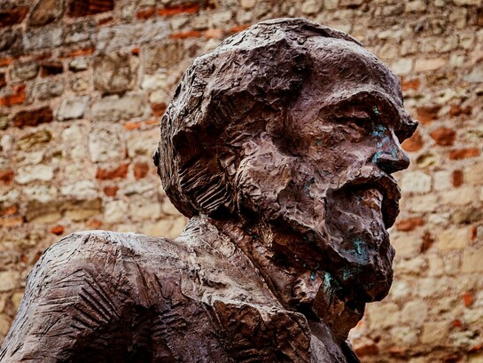 Marx observa que, em uma certa etapa de seu desenvolvimento, as forças produtivas materiais da sociedade inevitavelmente entram em contradição com as relações produtivas existentes. Essas relações produtivas, que são a expressão jurídica das relações de propriedade, haviam se desenvolvido no seio das próprias forças produtivas. Se inicialmente essas relações funcionavam como formas evolutivas para o desenvolvimento das forças produtivas, elas se convertem em entraves à medida que o desenvolvimento progride. Quando essa conversão ocorre, abre-se uma época de revolução social