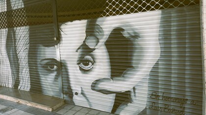 Mural inspirado en la película de Luis Buñuel "Un perro Andaluz" de 1929 y que es un homenaje a Luis Buñuel en el zaragozano barrio de Torrero, Zaragoza, España