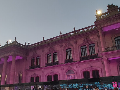 Manifestación 8M, Palacio de Gobierno Monterrey, 2024, se adorna de morado,  Mexico