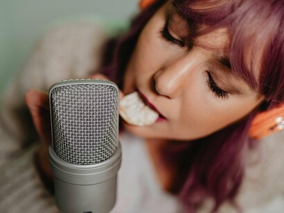 Gravação de ASMR de comida. A sensação é popularmente conhecida como "orgasmo cerebral". Consiste em uma sensação de relaxamento ou formigamento que começa no meio da cabeça e pode descer até a nuca. As sensações proporcionadas pelo ASMR podem ser visuais, auditivas ou táteis, dependendo dos gatilhos sensoriais de cada pessoa



