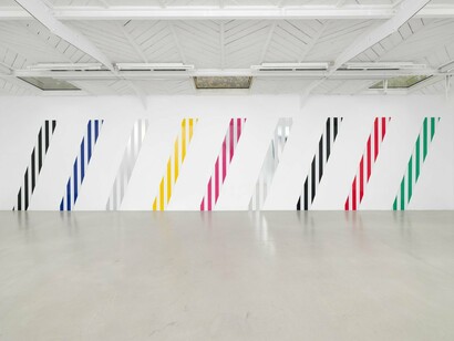 Daniel Buren, Du cercle aux carrés, hauts-reliefs situés et in situ, exhibition view. Courtesy of Mennour Gallery