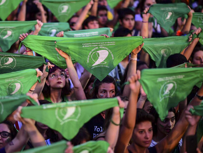 Mujeres protestando por el derecho a la interrupción legal y segura del embarazo