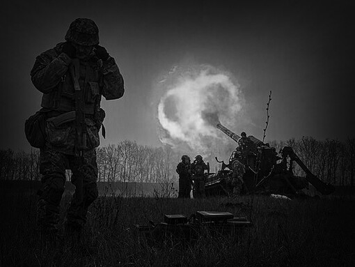 Soldados ucranianos disparando un misil terrestre en un enfrentamiento de la Guerra de Ucrania