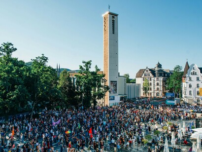In Marburg, Germany, a protest was held against Martin Sellner, head of the "Identitarian Movement," during his speech on "remigration." The demonstrators, advocating for diversity and democracy, voiced their opposition to the far-right leader's controversial views