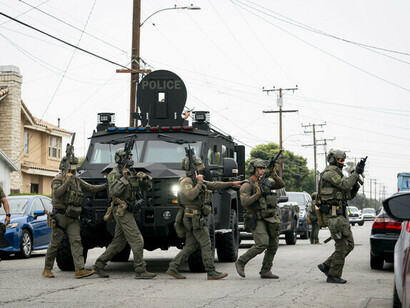 La democracia no es solo votar cada cuatro años. Es también una cultura, un compromiso con los principios de igualdad, justicia y dignidad humana. Operaciones de deportación e inmigración del Servicio de Inmigración y Control de Aduanas (ICE) en Los Ángeles, California, 12 de junio de 2025, EE.UU. 