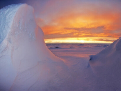 Il Polo Nord, uno dei due cardini con l’Antartide di quello che si definisce l’asse terrestre, costituisce una delle parti più cruciali dell’ossatura del nostro pianeta e del suo equilibrio