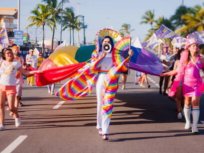 Desde Stonewall, a comunidade LGBTQIAPN+ conquistou direitos importantes, como o casamento igualitário e leis contra a discriminação, mas ainda enfrenta muitos desafios. Linda Brasil - 21ª Parada do Orgulho LGBTQIA+ de Aracaju (2022)