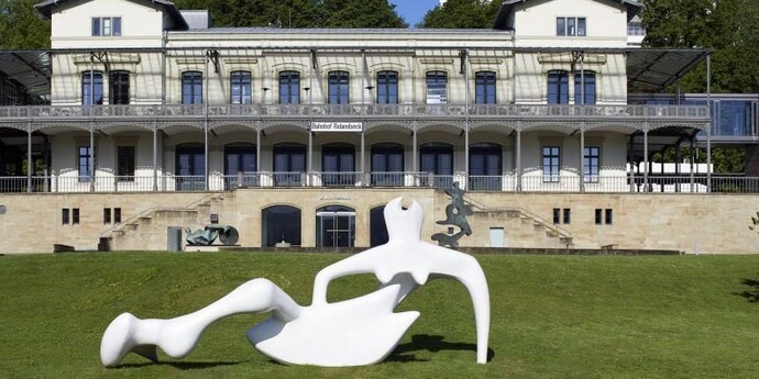 Henry Moore, Large Reclining Figure, 1984
© Reproduced by permission of The Henry Moore Foundation, Foto: Mick Vincenz