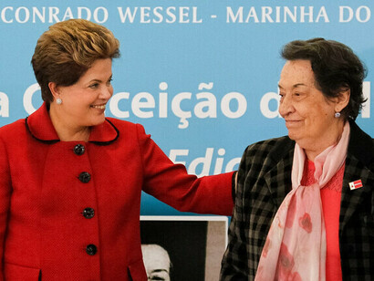 Maria da Conceição Tavares foi uma referência na economia brasileira, desafiando convenções e lutando por um Brasil mais justo. Maria da Conceição Tavares recebeu o prêmio Almirante Álvaro Alberto para Ciência e Tecnologia, em cerimônia com o presidente do Senado, José Sarney (PMDB-AP), e a presidente da República, Dilma Rousseff (PT), em 2012. Foto: Jane de Araújo/Agência Senado