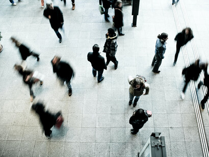 Personas difusas caminando