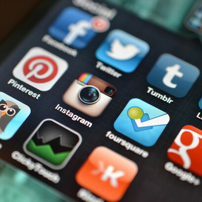 Facebook y Twitter son las redes sociales más populares , con 1.600 millones y 500 millones de usuarios registrados, respectivamente