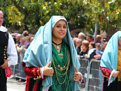 Donna che indossa vestiti tradizionali della città di Sant'Antioco, Sardegna, Italia