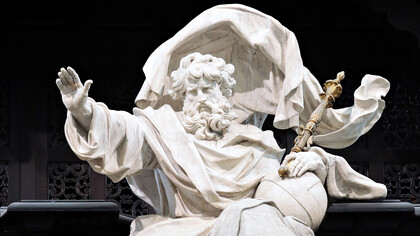 El principio fundamental es que el ser humano no requiere de la creencia exclusiva en una divinidad que premie o castigue