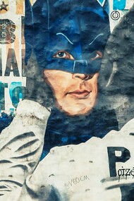 Parte da série Pelé Beijoqueiro feita pelo artista Bueno que utiliza da técnica de lambes. Bueno diz que envolveu com a imagem que trouxe um gesto de afeto e afeição pelo grande símbolo brasileiro, o Pelé. Classifico de diplomacia do futebol, a capacidade de ensinamento e comparação desta matéria, com todas as disciplinas empresariais, públicas e privadas, inclusive mistas, desta organização mundial que a federação internacional do futebol, permitiu e desenvolveu, em todas as culturas, religiões e interseção do coletivo universal humano