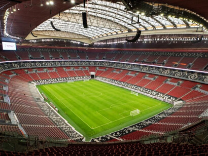 Estadio Ahmad Bin Ali, Qatar. Este estadio tiene capacidad para 40,000 personas y se construyó en 2020. Albergará partidos de fases regulares y hasta octavos de final.