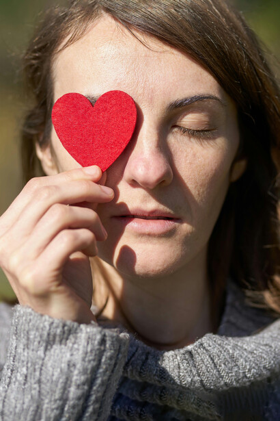 Persistir en modelos relacionales normativos muchas veces implica sostener vínculos vacíos o dañinos, solo para no salirnos del guion