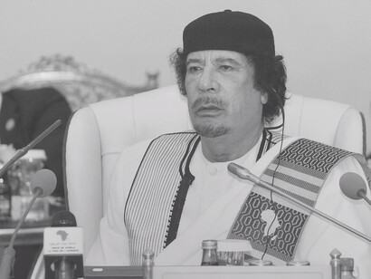 El líder libio Muammar Gadafi fue convertido en símbolo de amenaza nuclear en la ficción, reflejando los temores geopolíticos de la Guerra Fría