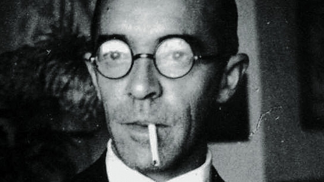 É possível pensar a narrativa literária através da palavra espelho, que pode ser apreendida como uma grande metáfora do reflexo, da imitação, da mimese, neste caso, colocando-se uma das questões mais antigas da literatura: a sua relação com o Real, ou, mais propriamente, como o conceito de Real