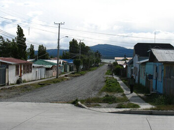 En lugar de proyectar desde un plano, se construye desde la experiencia. En vez de imponer un orden, responde a una necesidad. En vez de cerrar, escucha. Puerto Natales, Magallanes, Chile