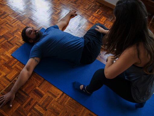 El Pilates Mat enseña que no se trata de hacer más esfuerzo, sino de controlar cada movimiento, coordinarlo con la respiración y encontrar fuerza desde la precisión