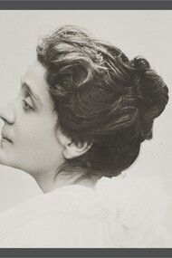 Eleonora Duse (spesso citata solo come Duse) (1859-1924), attrice italiana. Debutta all'età di 4 anni in “Samhällets olycksbarn” (I figli sfortunati della società), 1879-1883 nella compagnia di Cesare Rossi, poi nella propria compagnia. 1891 tournée in Europa, 1893 in America. In copertina un ritratto del 1900