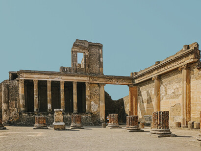 Se podría decir que ellas permiten concentrar mejor su propio contexto espaciotemporal y, por ello mismo, no parecen pertenecer a él. Ruinas de Pompeya, Italia