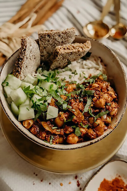 Boasting a delightful medley of fluffy rice, protein-packed chickpeas, and refreshing cucumber slices, this vegan bowl is a wholesome treat for health-conscious individuals