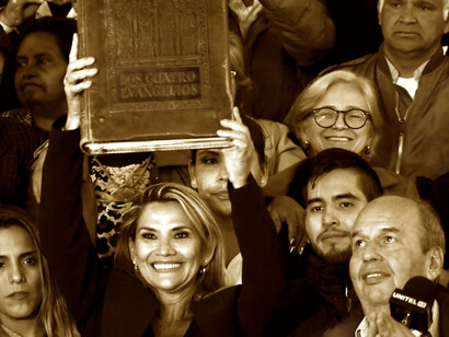 Surrealismo en estado puro: Jeanine Áñez, la senadora que asumió la presidencia de Bolivia, llegó al palacio presidencia con la Biblia en la mano