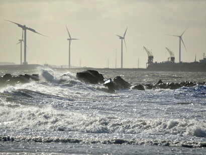 La gran subida de las materias primas para fabricar aerogeneradores y las restricciones de las redes eléctricas para ser sólidas y robustas ante la variabilidad de las energías renovables que inyectan cuando el sol y el viento se lo permite. Agger Tange - Vista de Thyborøn, Dinamarca