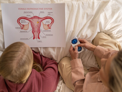 Filha tira dúvidas com a mãe sobre a aula de educação sexual e saúde íntima 