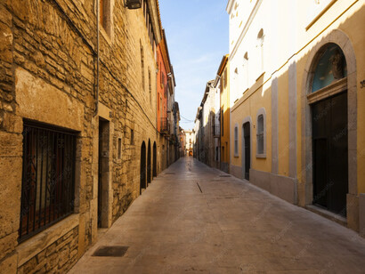 En este agosto que apenas inicia. Las calles están desiertas y el tráfico escurre poco a poco como esas goteras nocturnas que nos impiden el sueño. Módena en verano, Italia