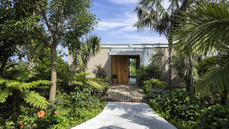 Vialetto d’entrata a un lodge immerso nel vivaio Faro del Donna Carmela resort