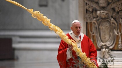 La Messa per la Domenica delle Palme celebrata da Papa Francesco in una Basilica di San Pietro quasi totalmente vuota, davanti a pochissime persone