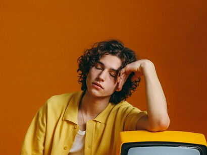 Garoto com sua televisão. Não gosto de perder tempo. Vou direto no filme