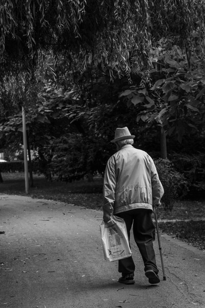 En tres semanas, el hombre de entre cincuenta y muchos y sesenta y pocos es un anciano cubierto por la polución de la avenida cercana y todo en él es del color de una llanta