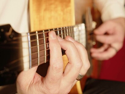 I chitarristi Enrico Gosmar e Luca Allievi durante la registrazione del videoclip di "Manus"