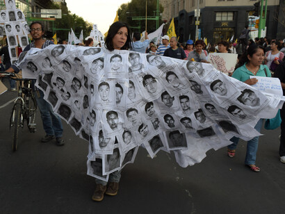 Traje con las caras de los 43 desaparecidos